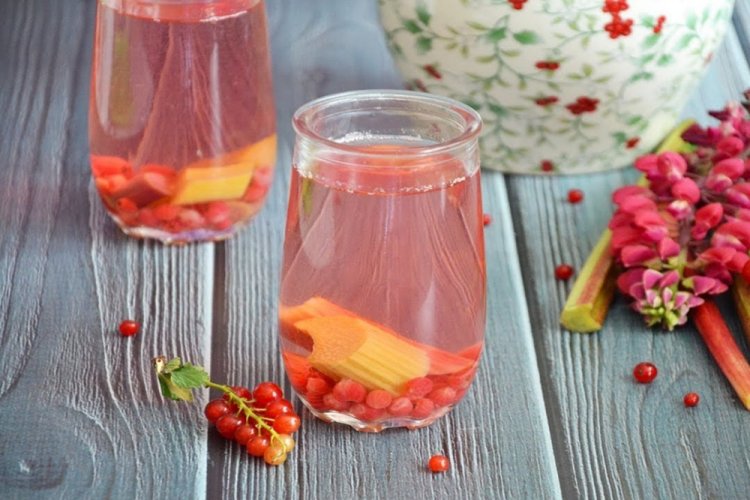 Компот из красной смородины и ревеня