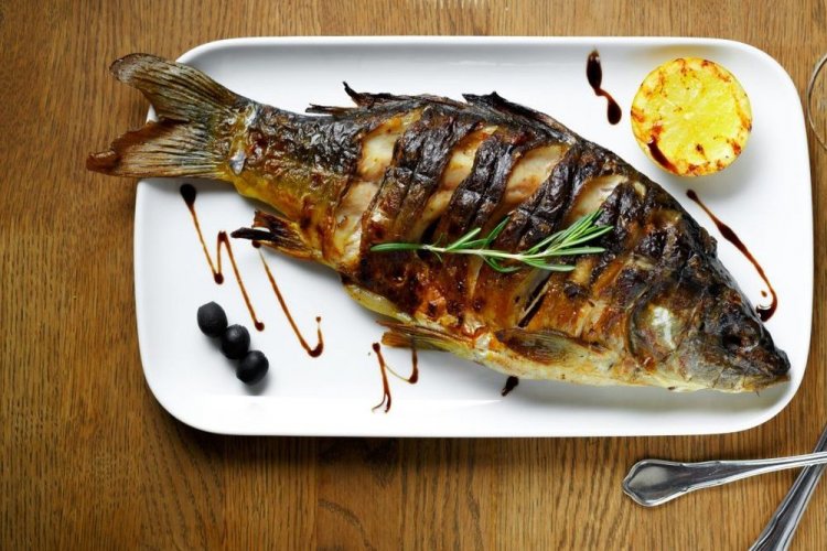 Карп с лимонным соком и перцем на мангале