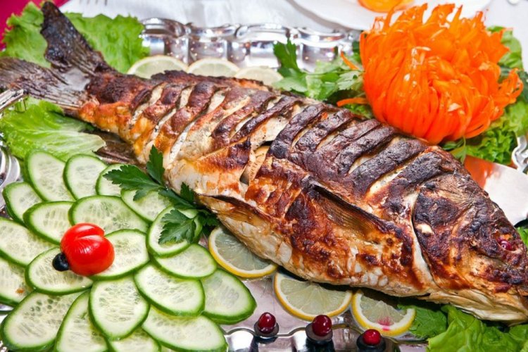 Карп на мангале, маринованный с томатным соком и специями