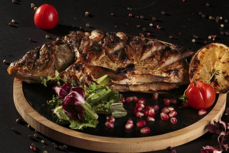 Карп с гранатовым соусом на мангале