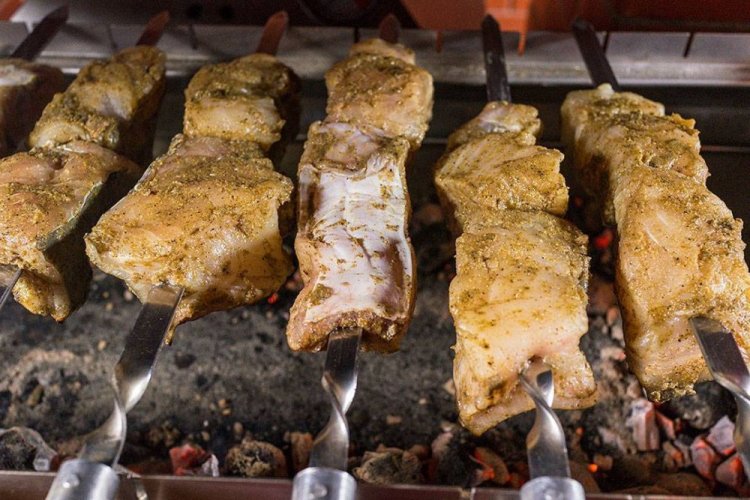 Пряный шашлык из карпа на мангале