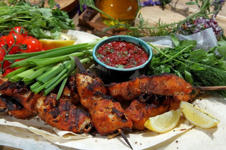 Шашлык из карпа в маринаде из помидоров, аджики и лука