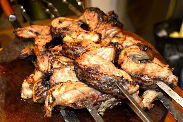 Сочный шашлык из карпа на мангале