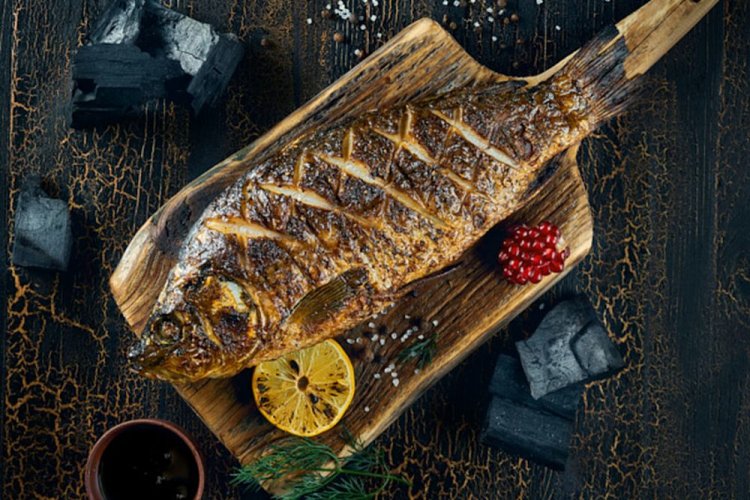 Карп с луком и лимоном на мангале