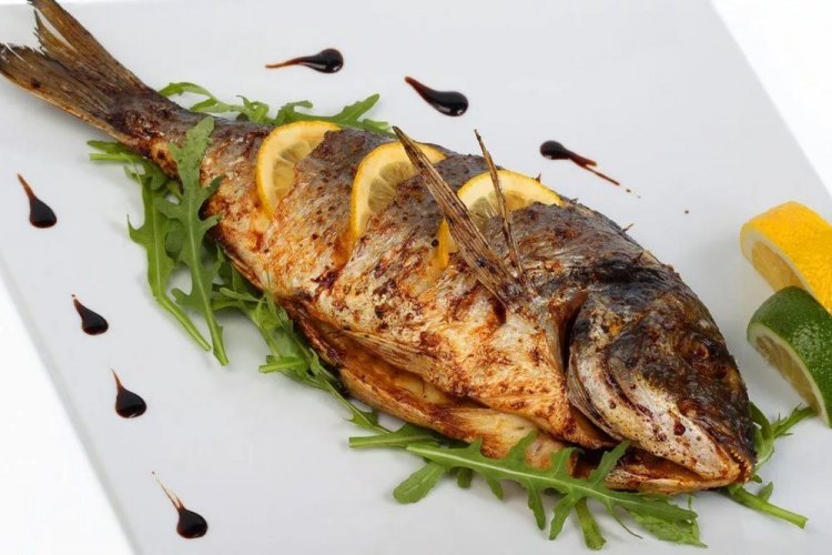 Карп на мангале, маринованный в соевом соусе с лимоном и лаймом