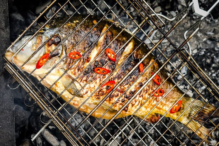 Карп с острым перцем и луком на решетке