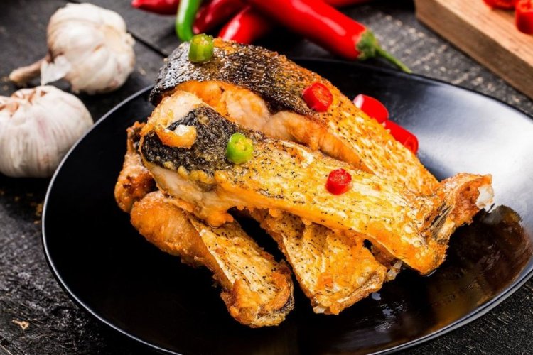 Карп кусочками с чесноком, запеченный в фольге на мангале