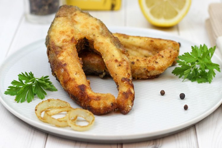 Стейки карпа со сметаной и луком, запеченные в фольге на мангале