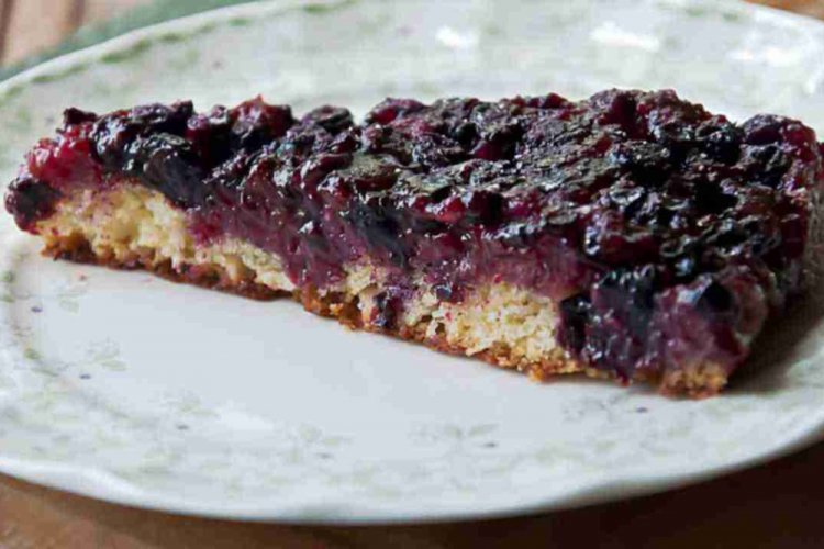 Шоколадная шарлотка с черной смородиной