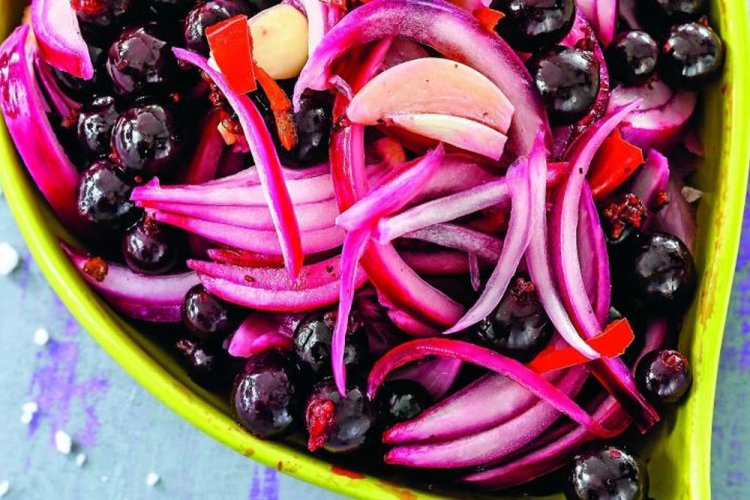 Луковый салат с черной смородиной