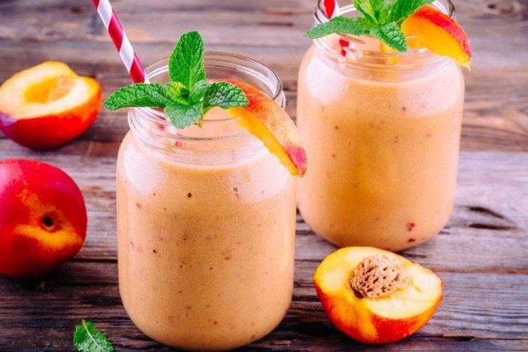 Овсяный смузи с персиками и вишней