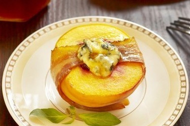 Запеченные персики в беконе