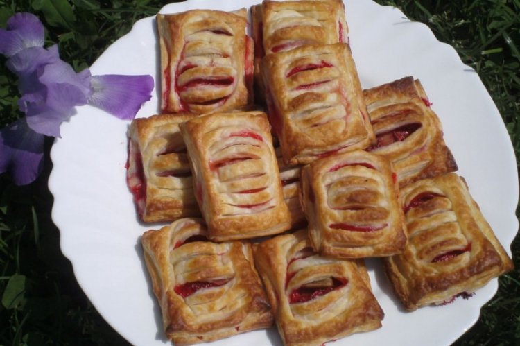 Слойки с земляникой