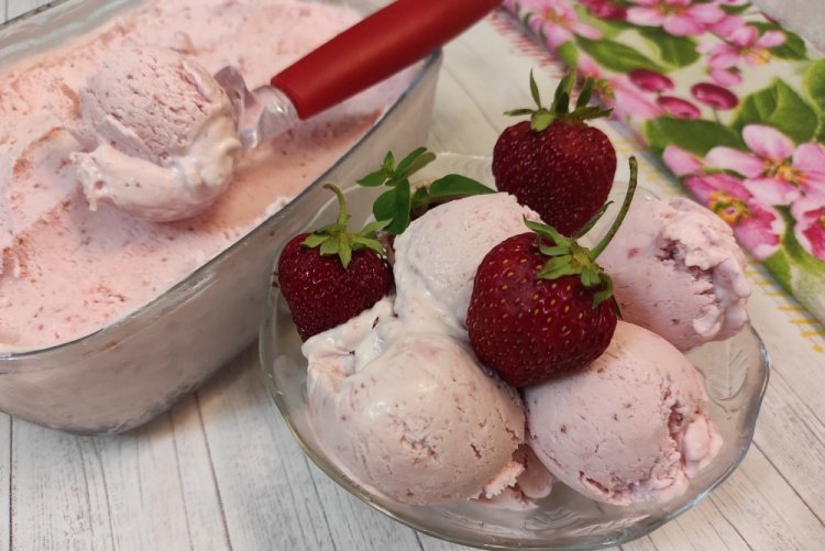 Сливочное мороженое с земляникой и шоколадом
