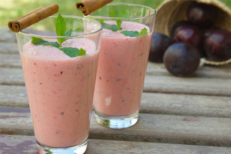 Смузи из банана и сливы