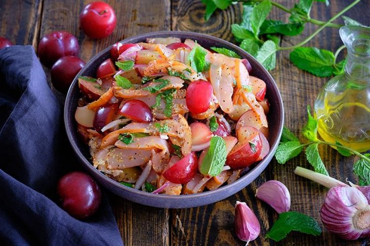 Салат со сливой и курицей