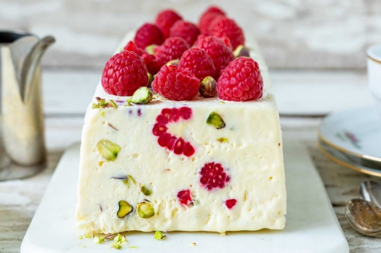 Семифреддо с малиной и фисташками