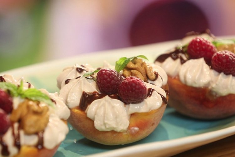 Персики, фаршированные творогом и малиной