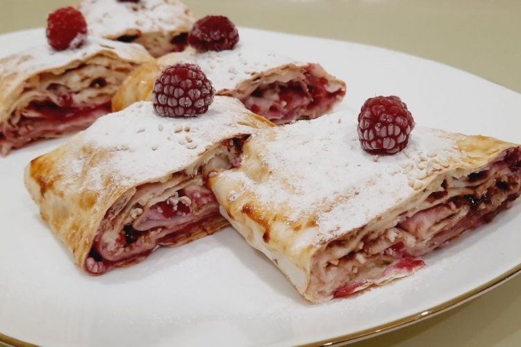 Рулет из лаваша с творогом и малиной