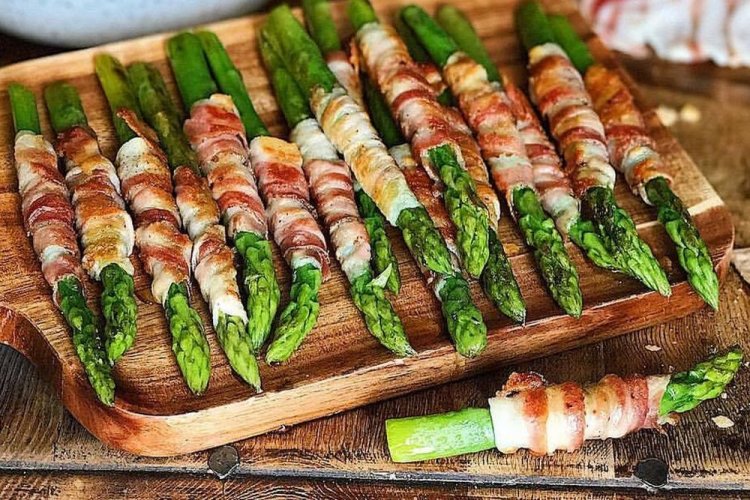 Спаржа, запеченная в беконе на гриле