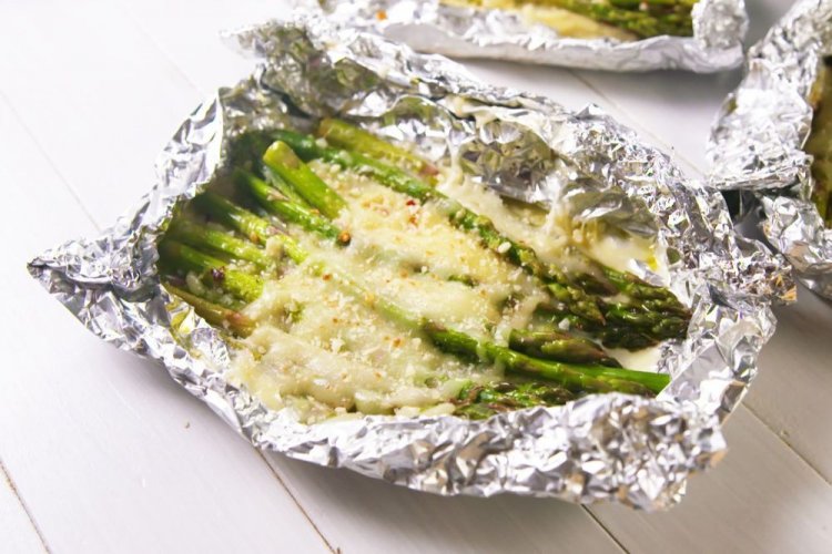 Спаржа с чесноком и сыром, запеченная в фольге на гриле