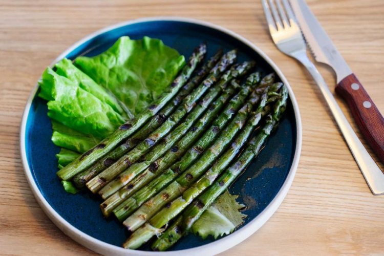 Спаржа с лаймом и оливковым маслом на гриле
