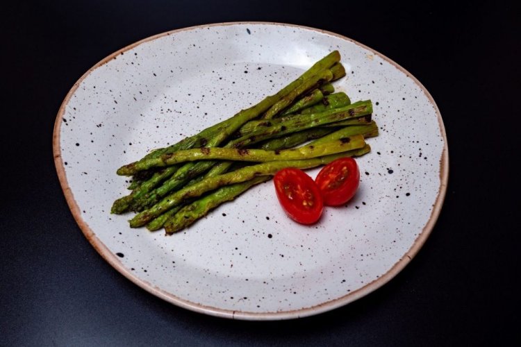 Сочная спаржа в маринаде из хереса и лимона на гриле