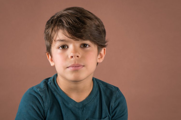 30 самых модных стрижек для мальчиков в 2024 году