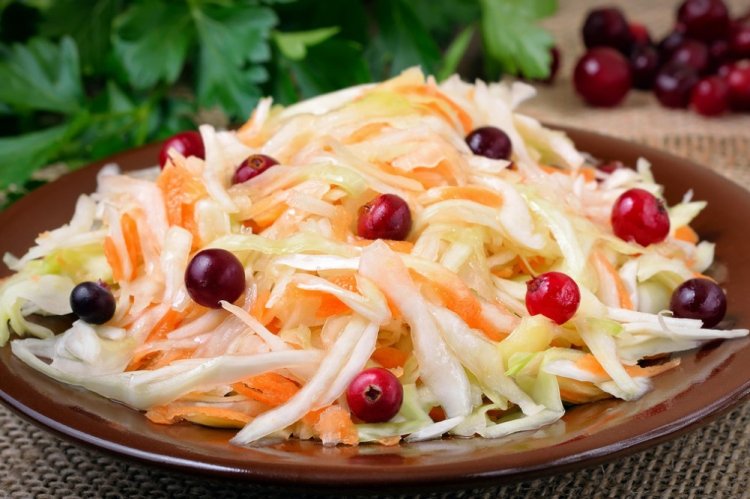 Салат с капустой и клюквой