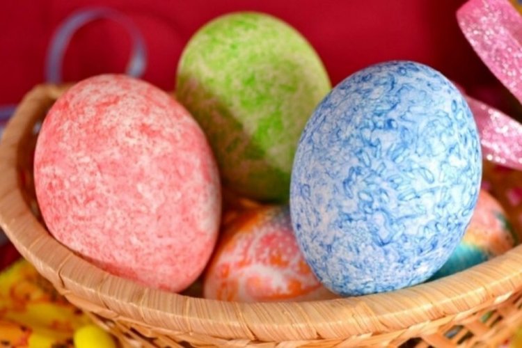 Как покрасить яйца рисом