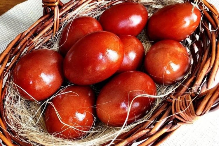 Покраска яиц луковой шелухой