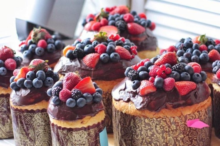 Посыпка свежими ягодами