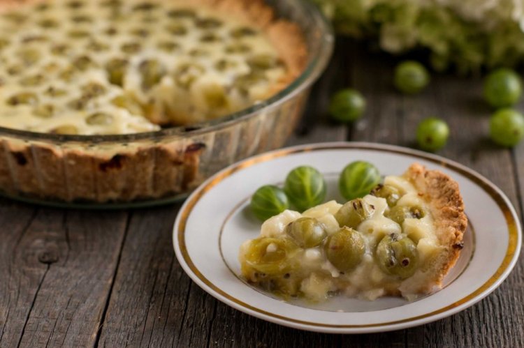 Пирог с крыжовником и сметанной заливкой