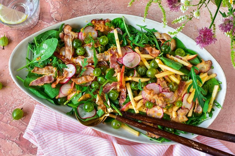 Салат с беконом и зеленым крыжовником