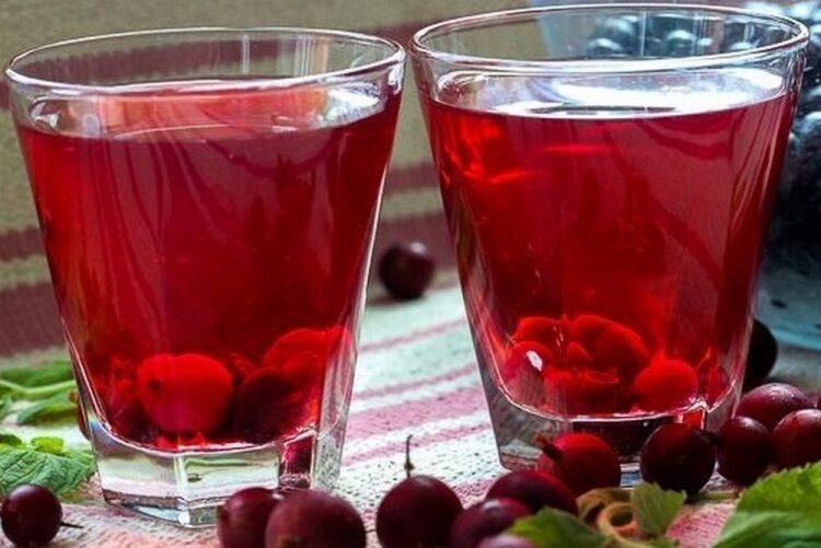 Летний компот из крыжовника и смородины