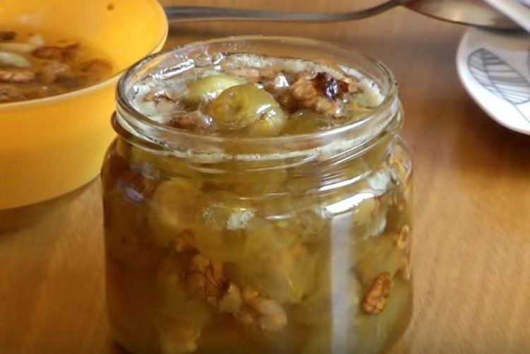 Королевское варенье из крыжовника с орехами