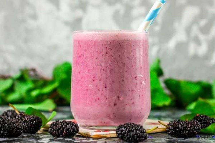 Смузи с шелковицей на кефире