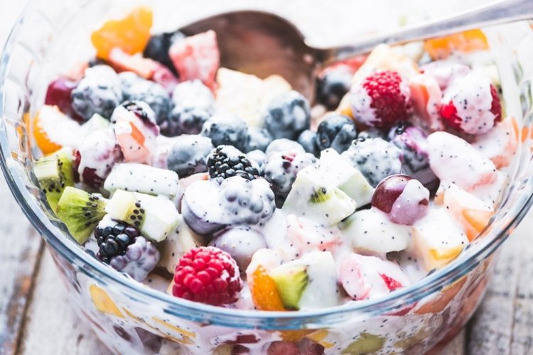 Салат с абрикосами и шелковицей