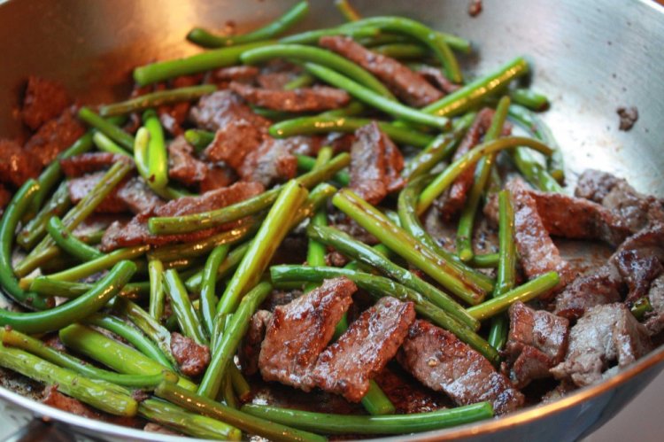 Свинина с луком и чесночными стрелками