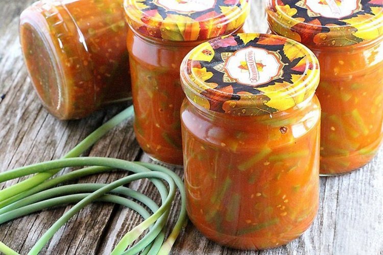 Чесночные стрелки с помидорами на зиму