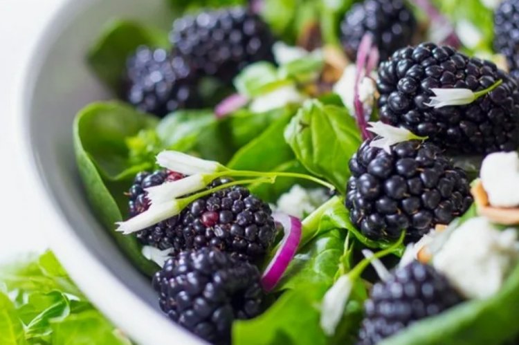 Салат со шпинатом и ежевикой