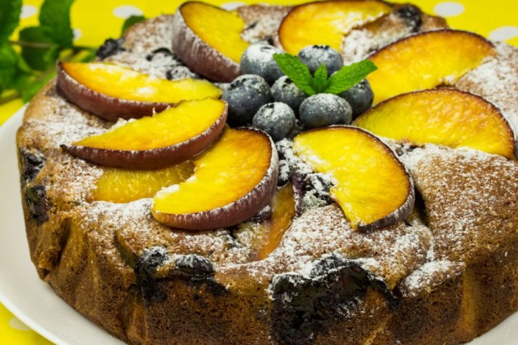 Пирог с фруктами и голубикой