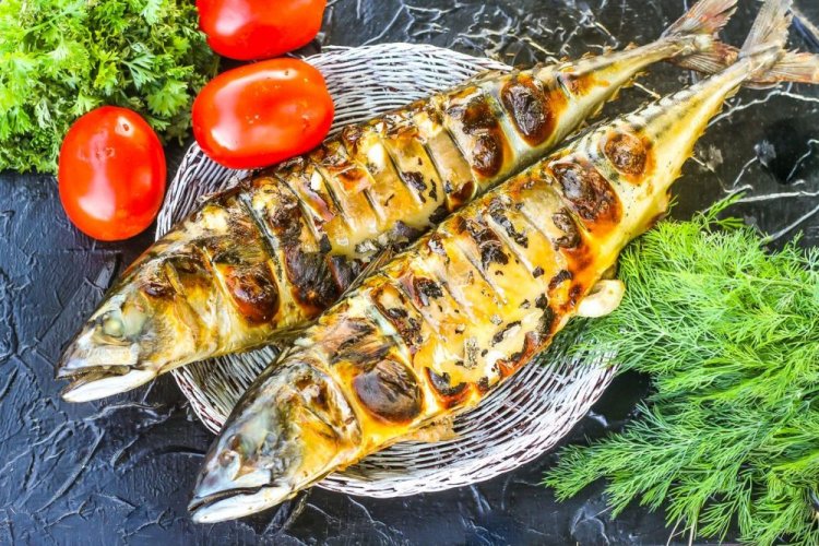 Скумбрия с луком на гриле