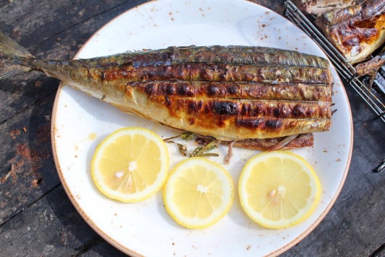 Запеченная скумбрия с лимоном и чесноком на гриле