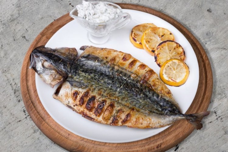 Скумбрия-гриль, маринованная в сметане с горчицей и лимоном