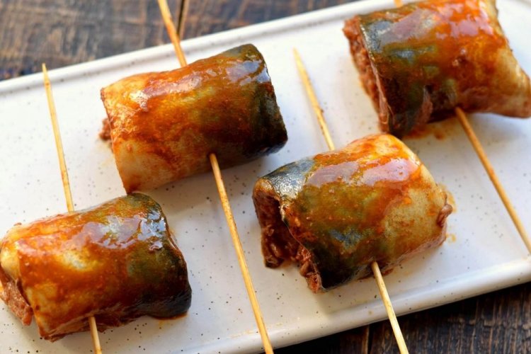 Рулетики из скумбрии в остром кетчупе на гриле