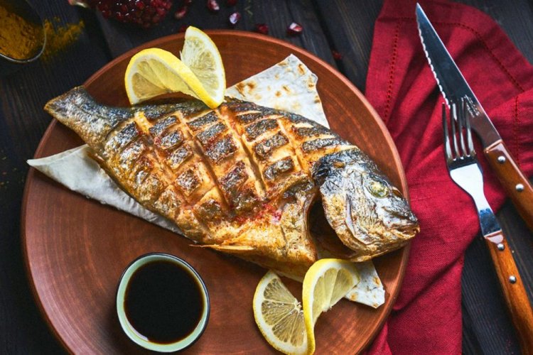 Дорадо-гриль в маринаде из соевого соуса и лимона