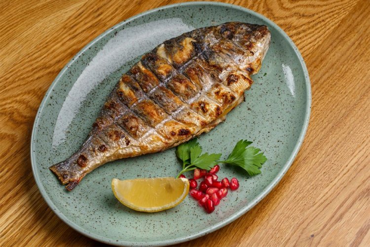 Дорадо с гранатовым соусом на гриле