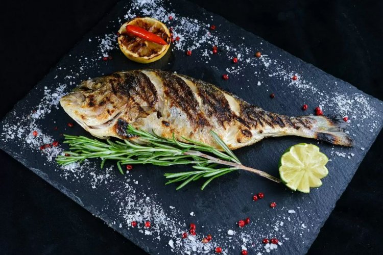 Дорадо в сметанном маринаде на гриле