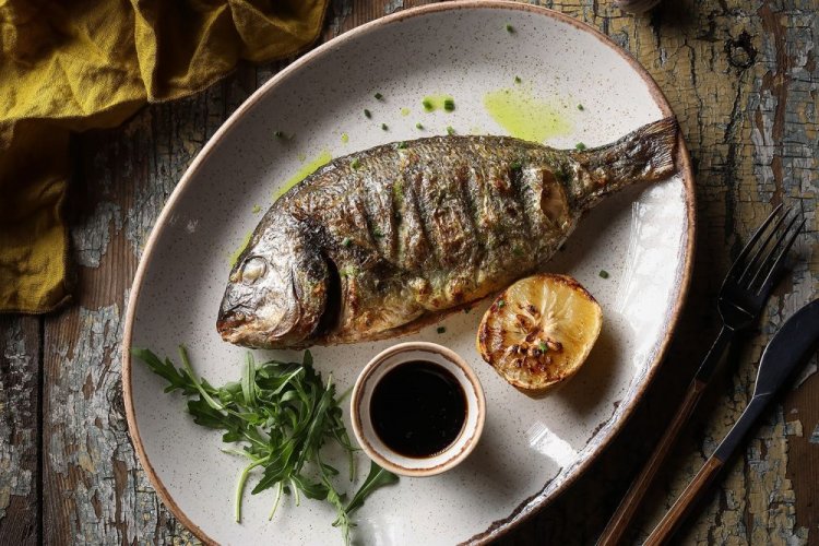 Дорадо-гриль, маринованная с медом, соевым соусом и чесноком